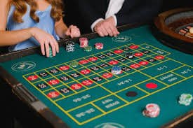 burmese8 ကာစီနို Live Baccarat Dragon Tiger Real Dealer Myanmar HD Streaming ကစားသမားများ ကစားနေသောပုံ